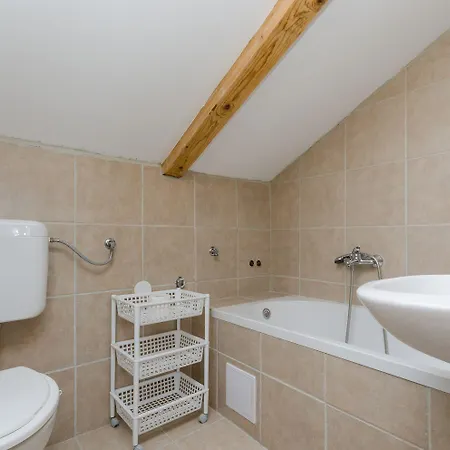 Apartament Lichtdurchflutete Penthousewohnung Nur 300 Meter Zum Mit Meerblick, Pool, Grill