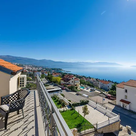 Lichtdurchflutete Penthousewohnung Nur 300 Meter Zum Mit Meerblick, Pool, Grill * Novi Vinodolski