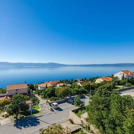 Apartment Lichtdurchflutete Penthousewohnung Nur 300 Meter Zum Mit Meerblick, Pool, Grill Novi Vinodolski