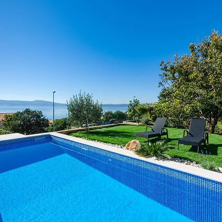 Lichtdurchflutete Penthousewohnung Nur 300 Meter Zum Mit Meerblick, Pool, Grill Novi Vinodolski