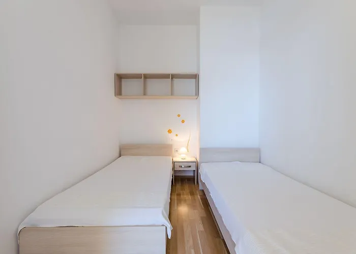 Lichtdurchflutete Penthousewohnung Nur 300 Meter Zum Mit Meerblick, Pool, Grill * Novi Vinodolski